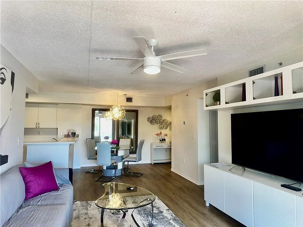 2 bed, 1079 sqft, $1,700 — Photo 3