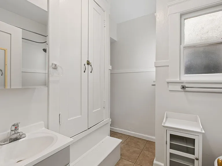 Grandview Apartments — Photo 16