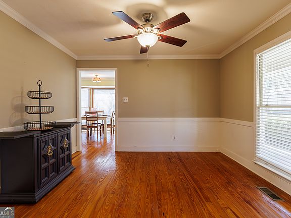 5th image of 2303 S Sherwood Dr