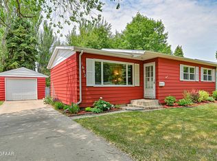 1602 S 17th St, Grand Forks, ND 58201