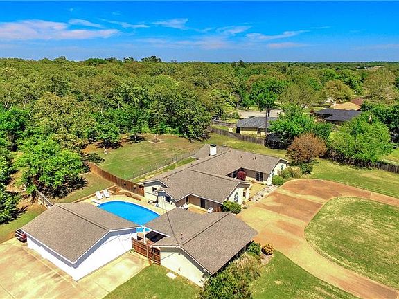 3rd image of 3601 Holly Dr