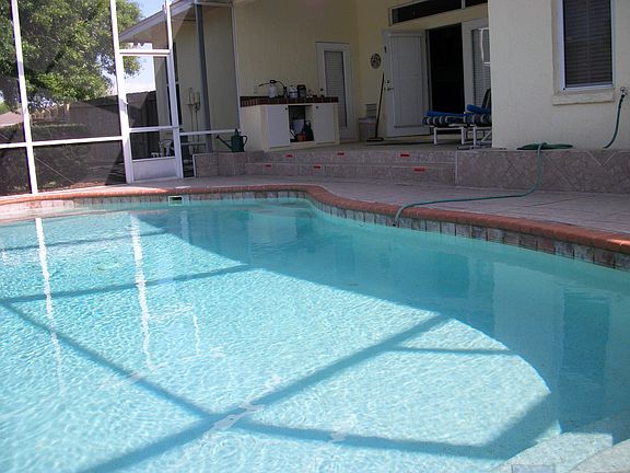 Pool & Wet Bar