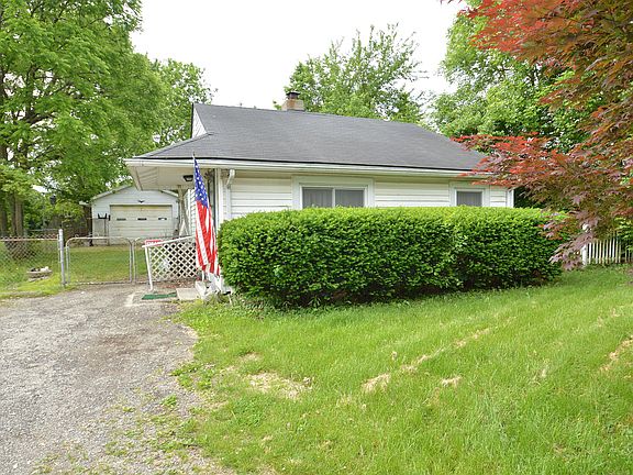 3rd image of 3597 Plainview Dr