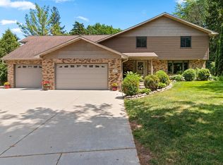 2447 Parkwood Dr, Green Bay, WI 54304