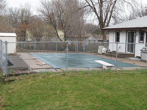2nd image of 1583 Pacific St