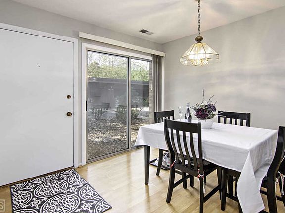 3rd image of 5905 Meadow Dr