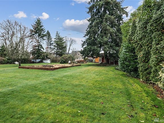 Move in just in time for spring planting in this raised garden