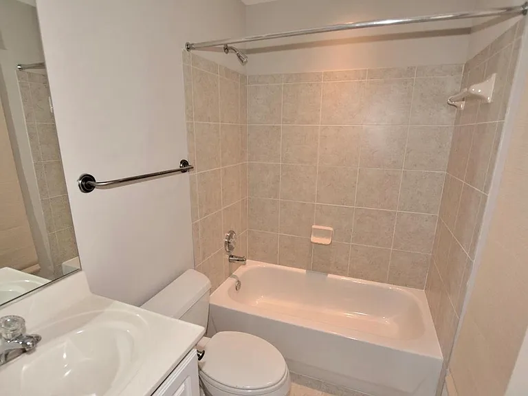 103 Washington Square Ct — Photo 5