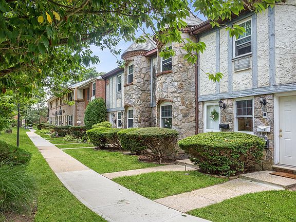2nd image of 11 Glen Hollow Dr APT D16