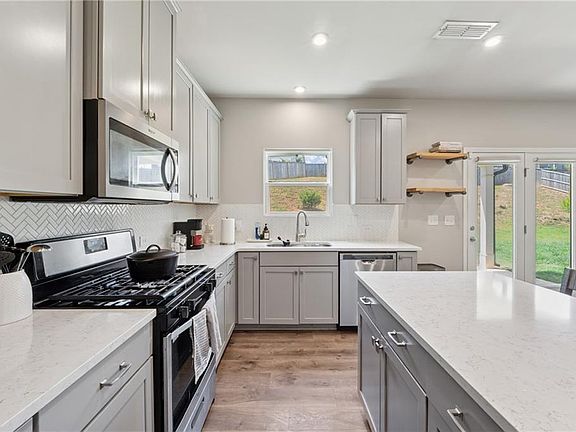5th image of 160 Brookstone Park E