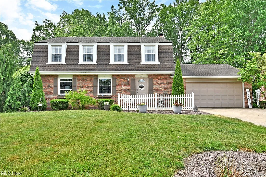 8998 Briarbrook Dr NE photo 1