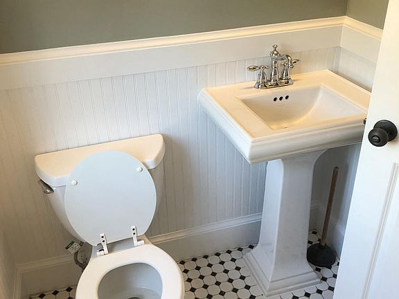 3rd image of 906 S Washington St APT 301