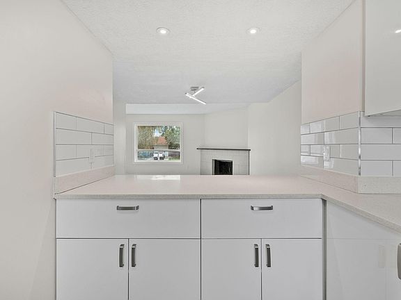 5th image of 16525 100th St NW