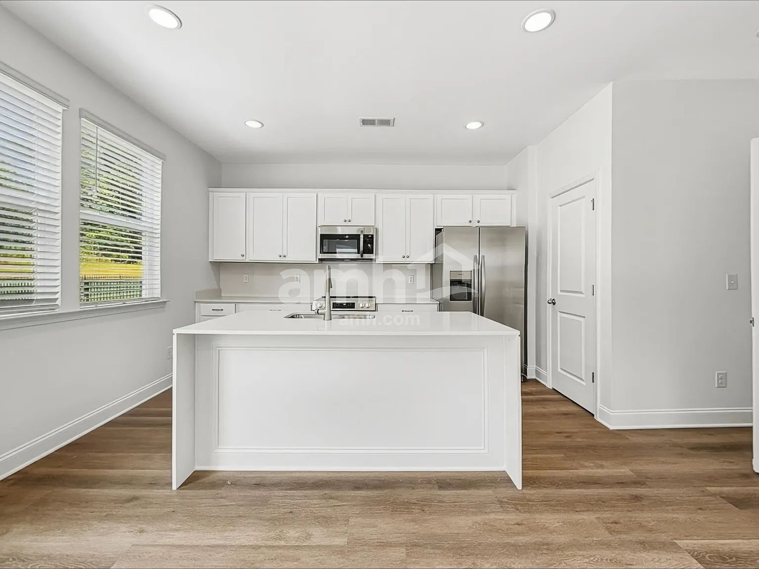 4 bed, 2.5 bath, 1784 sqft, $2,570 — Photo 3