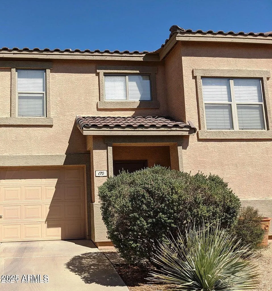 3 bed, 2.5 bath, 2184 sqft, $2,450 — Photo 2