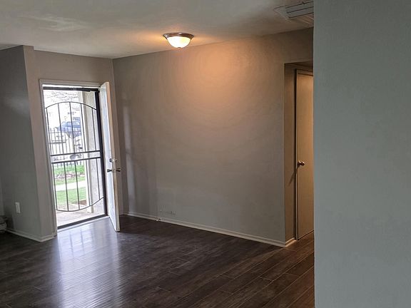 3rd image of 828 W Avenue H6