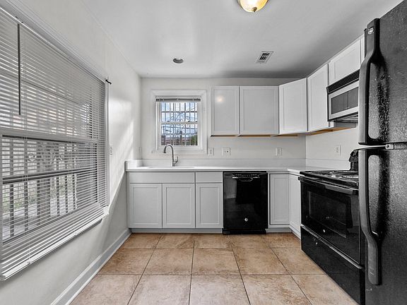 5th image of 931 W Clay St