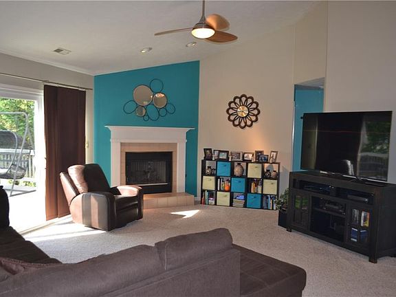 5th image of 209 Castlewood Ct