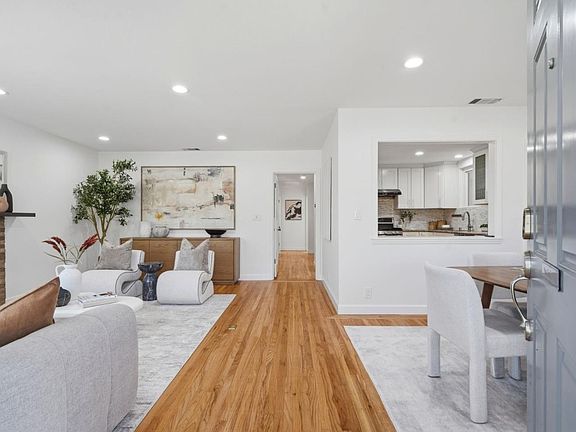4th image of 2576 Forest Ave