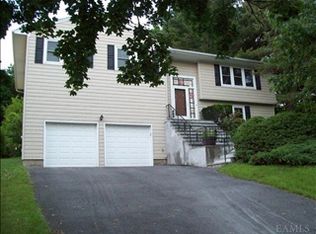 15 E Ridge Ln, Mount Kisco, NY 10549