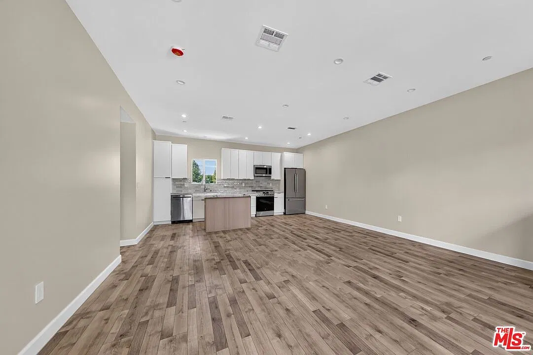 2 bed, 2.0 bath, 1148 sqft, $3,095 — Photo 2