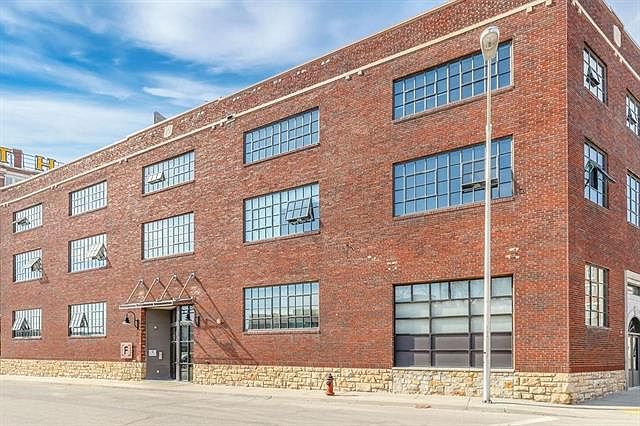 1st image of 2120 Wyandotte St APT 19