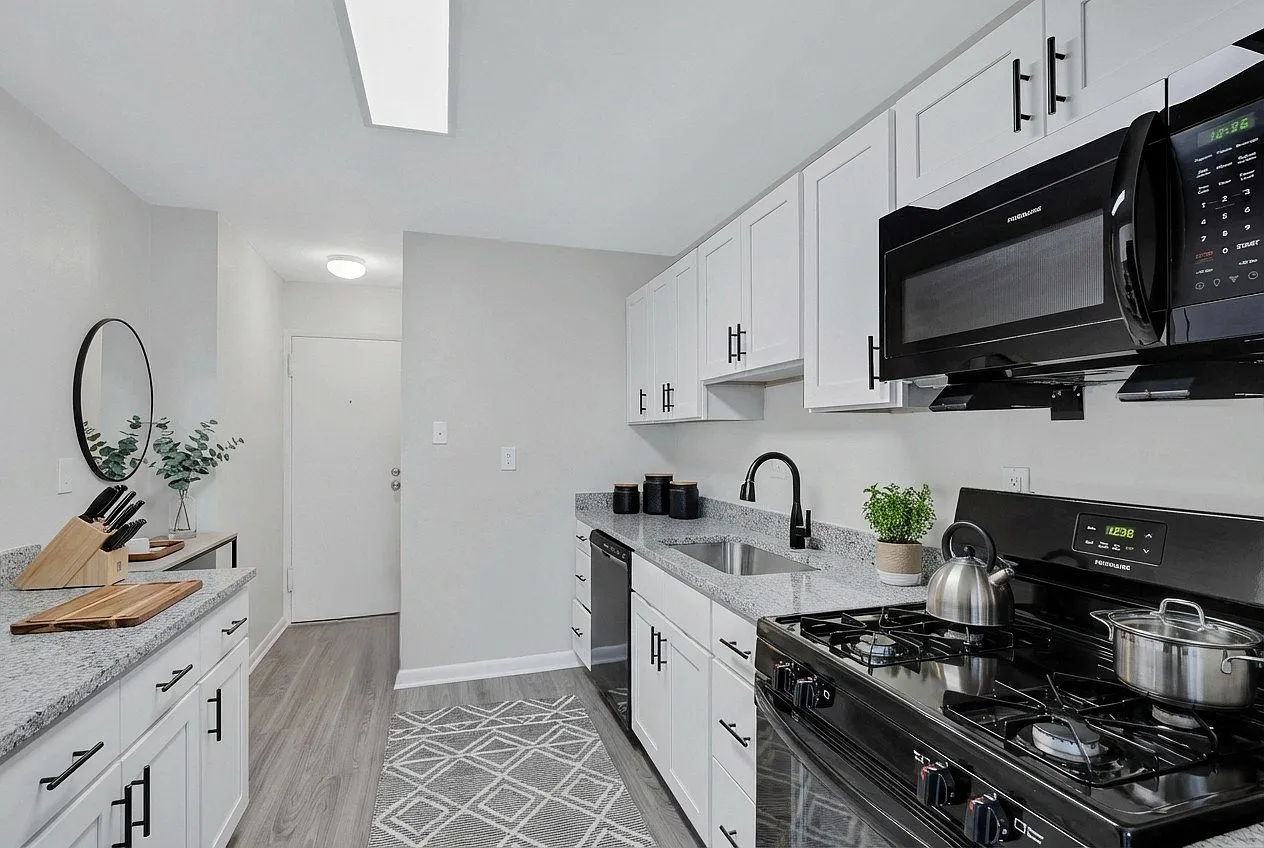 The Warwick Apartments — Photo 3