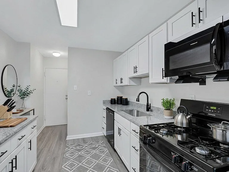 The Warwick Apartments — Photo 6