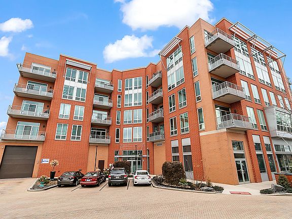 2nd image of 4846 N Clark St APT 402N