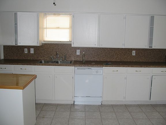 3rd image of 205 W Avenue F