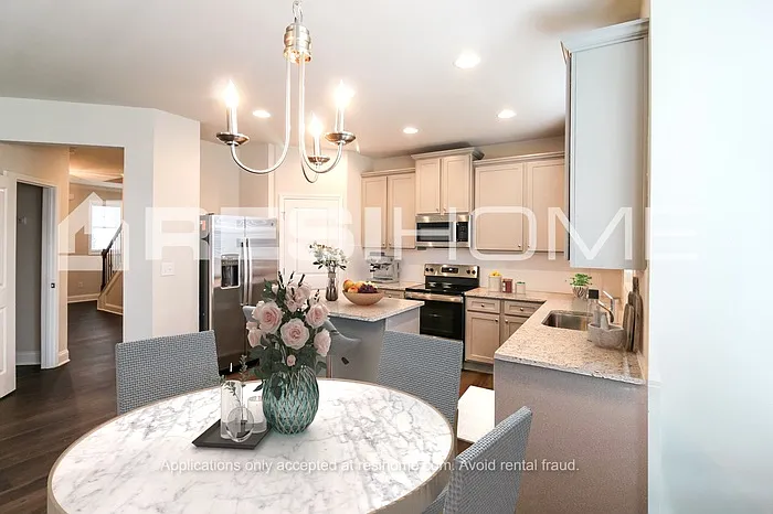 4 bed, 2.5 bath, 1931 sqft, $2,705 — Photo 4
