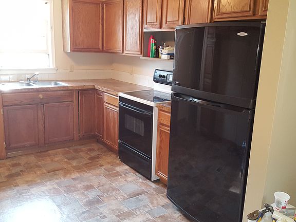 Kitchen w/ stove and frig