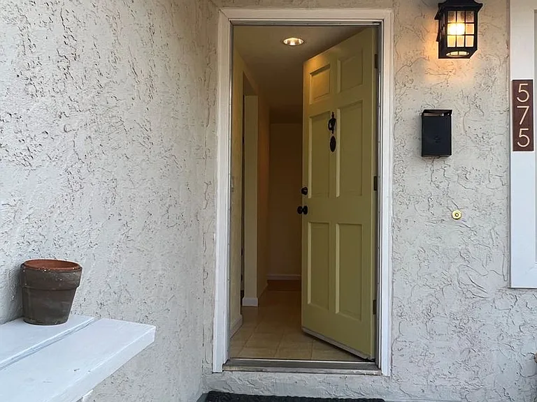 575 Bonnie Ave — Photo 5
