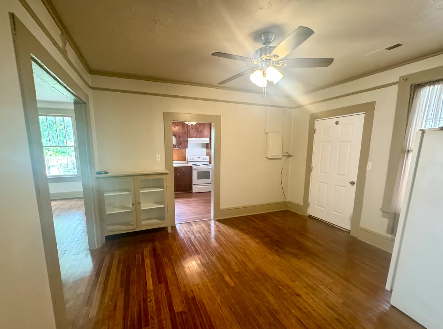 Charming 2 bed & 1 bath home — Photo 3