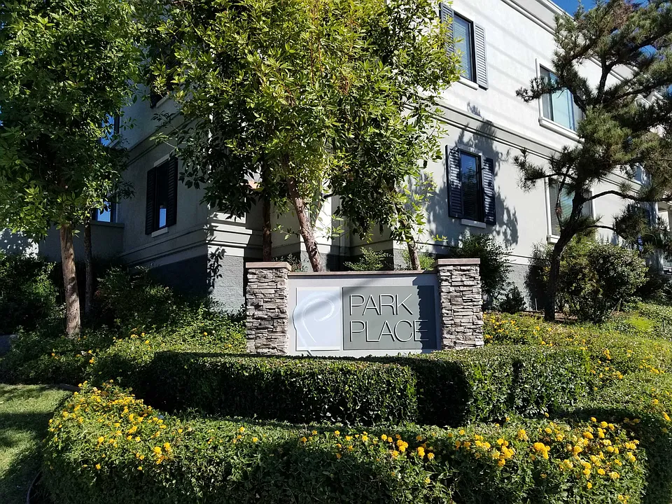De Soto Ave