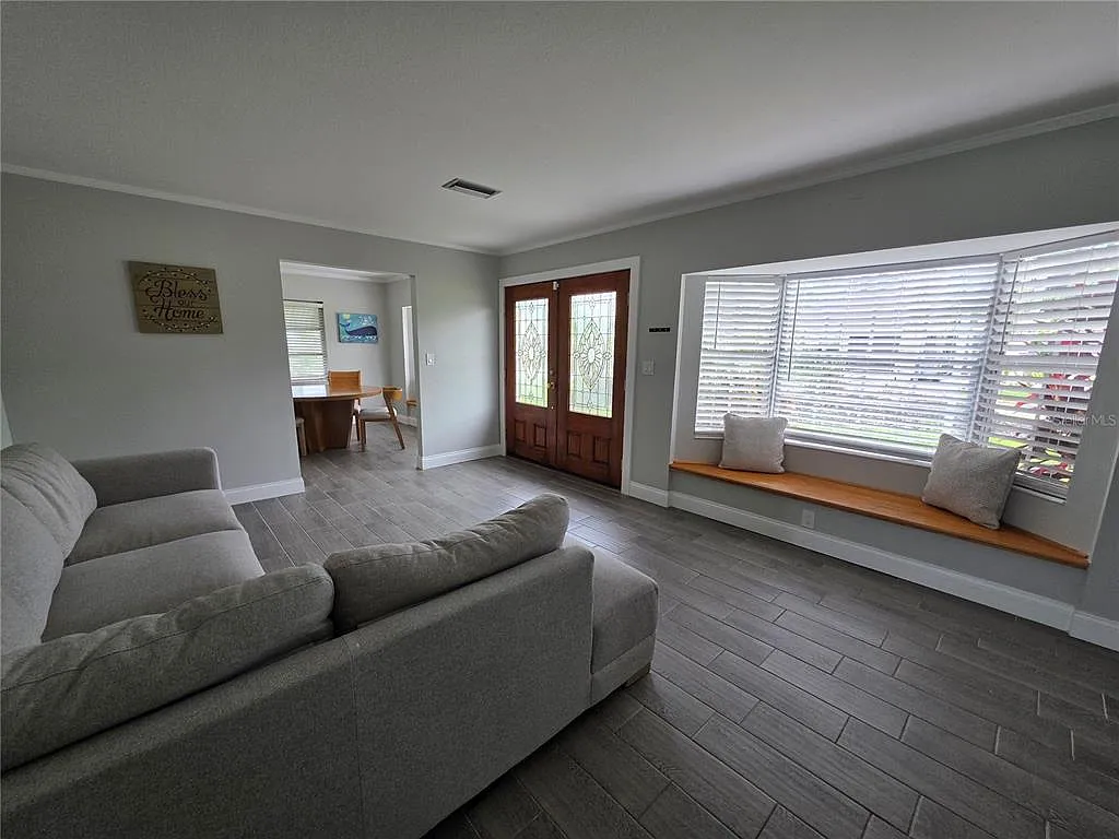 4 bed, 2.5 bath, 2200 sqft, $5,350 — Photo 4