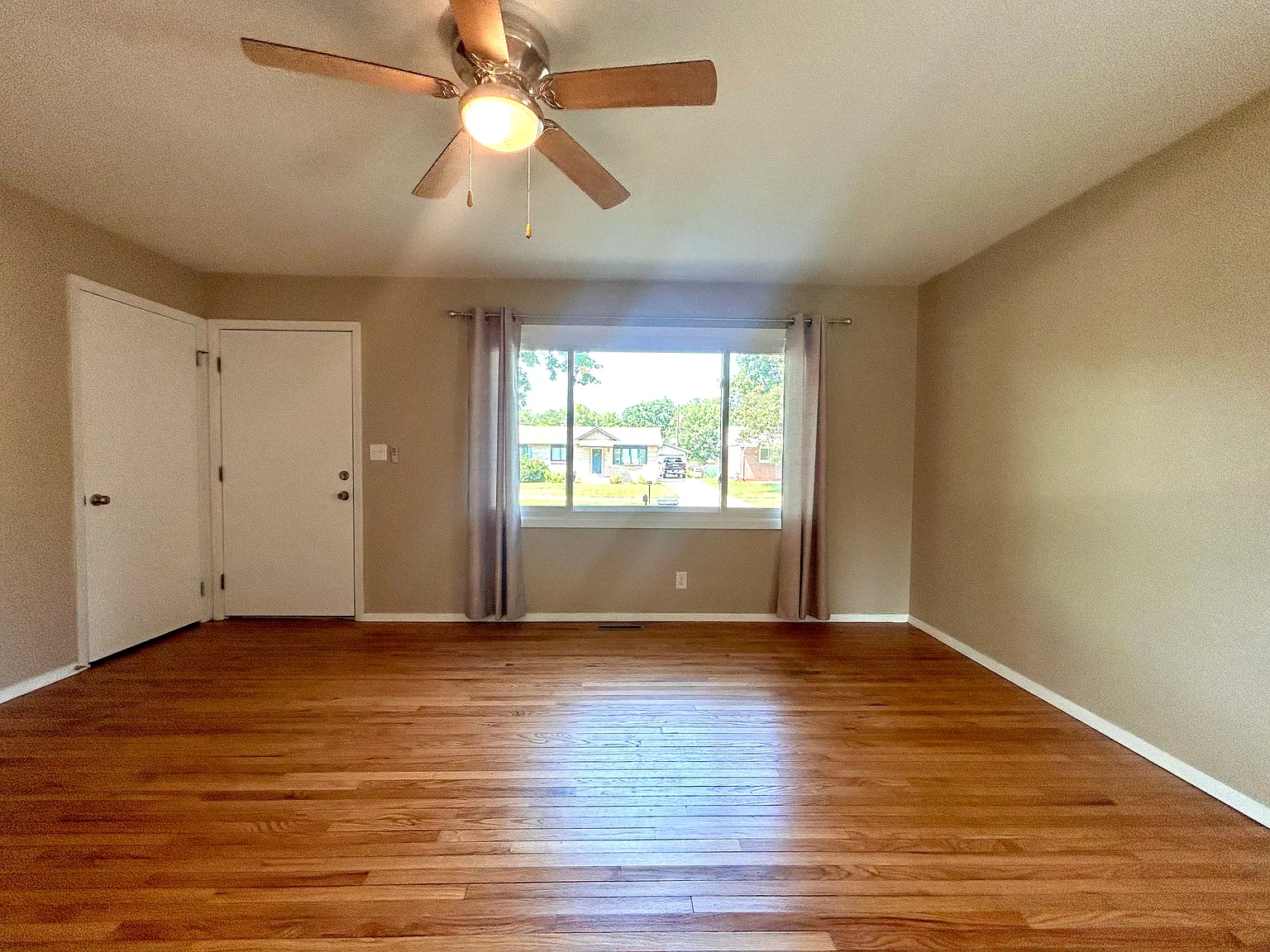 3 bed, 1025 sqft, $1,825 — Photo 2