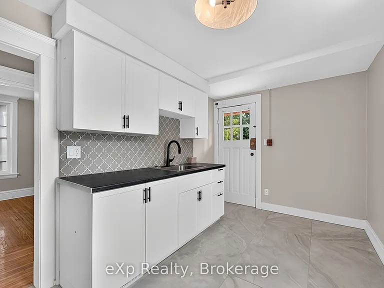 31 Waterloo St S — Photo 7