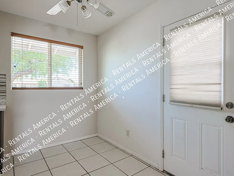 2114 W Myrtle Ave — Photo 8