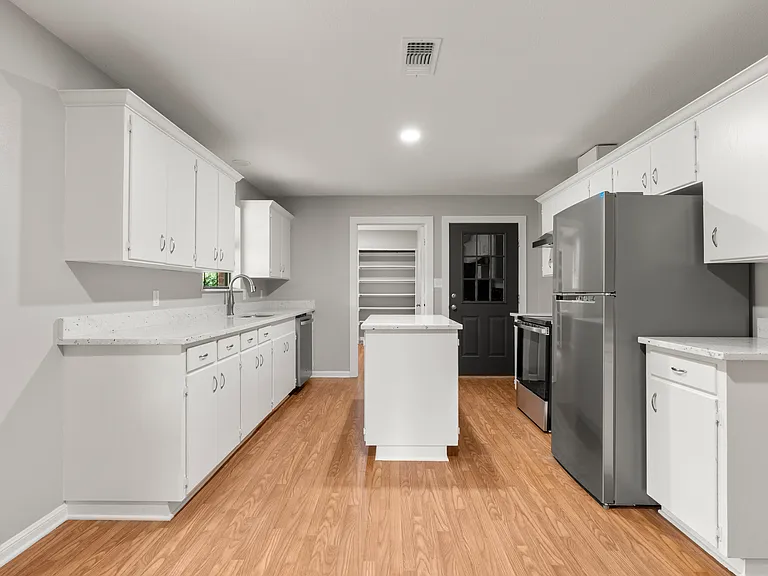 300 Oak Ln — Photo 11