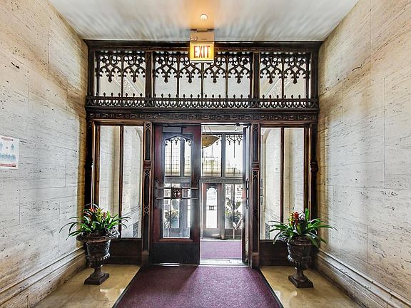 3rd image of 728 W Jackson Blvd APT 1103