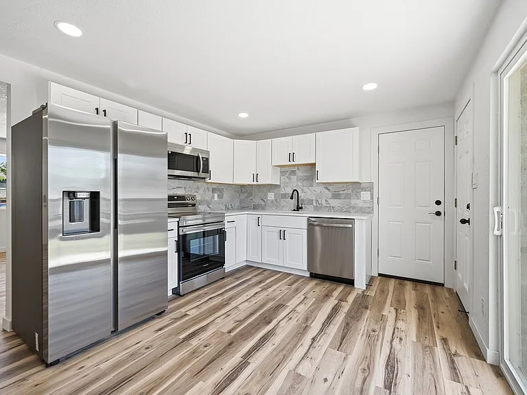 23 University Dr — Photo 12