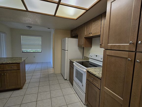 5th image of 1600 Summerdale Dr S