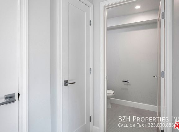 4th image of 6032 Romaine St #2