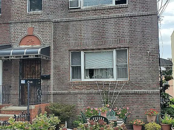 3rd image of 2335 23rd St