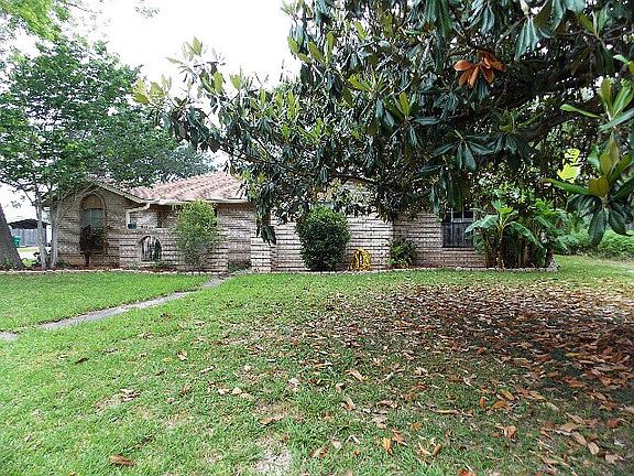2nd image of 430 Magnolia Ln