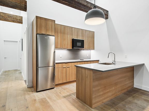 4th image of 913 Union St APT 4