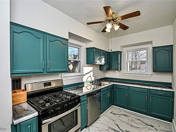 4th image of 142 Oakwood St