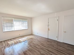 5825 Sunshine Dr, Saint Louis, MO 63109