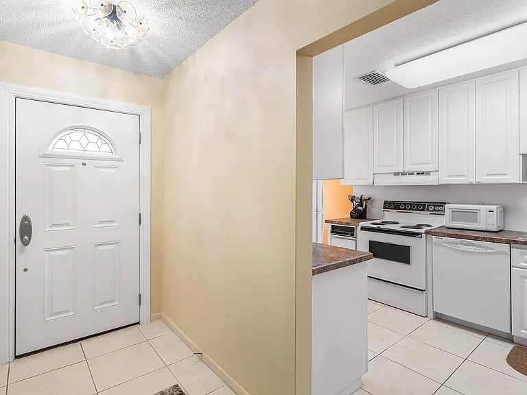 29 Stratford Ln W #B — Photo 6